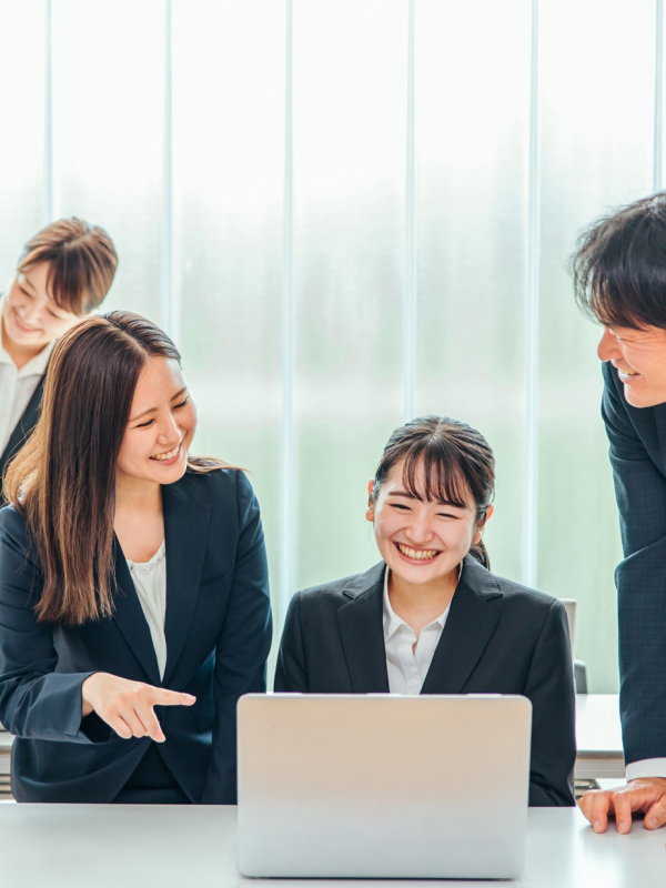 談笑するスーツの男女